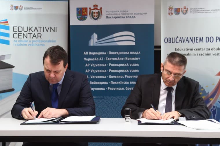 Tadašnji predsednik Pokrajinske vlade Igor Mirović i Predrag Stojković, poverenik ALSU, potpisuju 5. februara 2018. godine ugovor o kupovini nepokretne imovine AD „Petar Drapšin” u stečaju za potrebe Edukativnog centra.